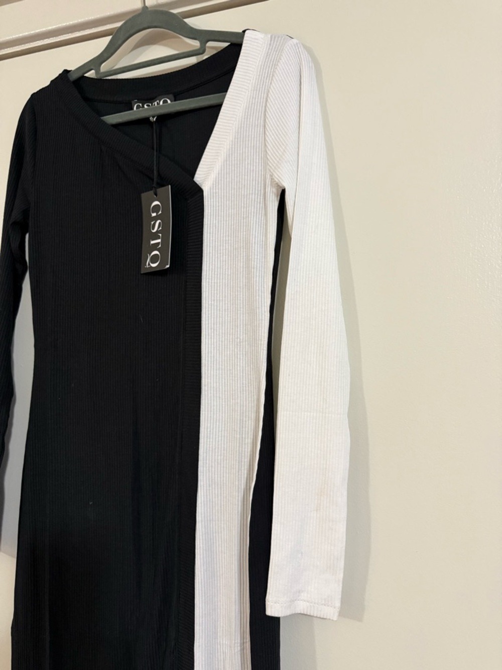 GSTQ Black and White Colorblock Rib Knit Midi Dress V Neck Long Sleeve Small NWT - Picture 4 of 14
